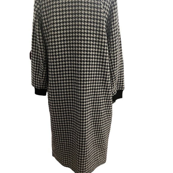 KATHY IRELAND, MEDIUM, LONG BLACK AND WHITE CHECKERED CARDIGAN JACKET. - Picture 6 of 11